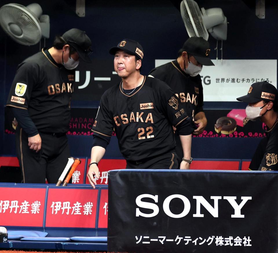 中日に逆転負けをし、厳しい表情で試合後のあいさつに向かう藤川監督（撮影・山口登）