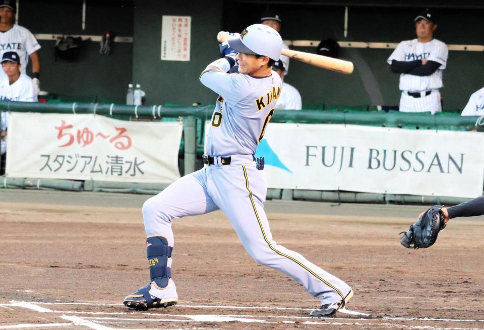 初回、先制の右前適時打を放つ木浪