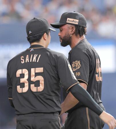 　９回に逆転を許し、才木（３５）に迎えられるドリス