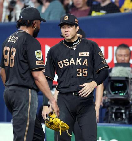 ９回、逆転を許したドリスを迎える才木（撮影・山口登）