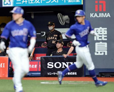 　９回に逆転を許し、ベンチで厳しい表情の藤川監督（撮影・山口登）