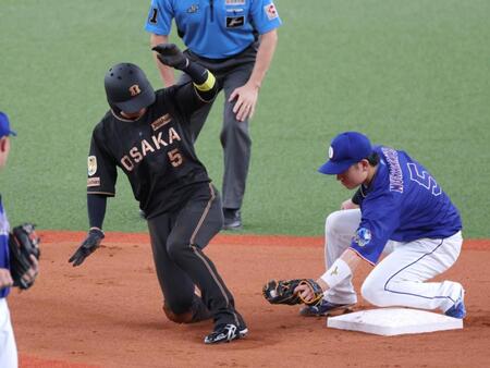 ６回、二盗に失敗する近本（撮影・立川洋一郎）