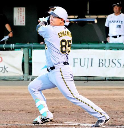 　１回、左翼線に適時二塁打を放つ嶋村（撮影・藤丸紘生）