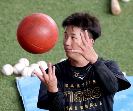 　登板へ向けて調整する伊原（撮影・立川洋一郎）