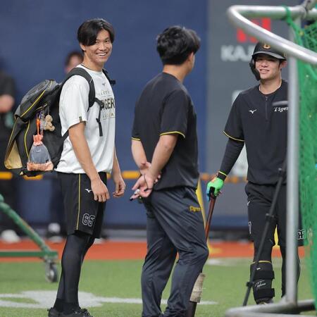 １軍に合流した湯浅（左）＝撮影・西田忠信
