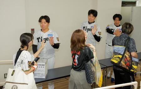 令和８年熊本地震の義援金を募る（左から）村上、才木、高橋（撮影・西田忠信）