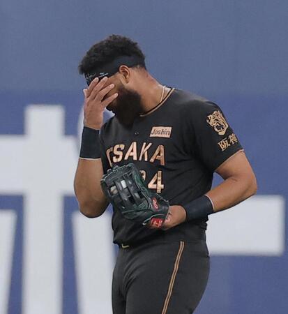 ２回、岡林の打球を追って熊谷と交錯したガルシア（撮影・西田忠信）