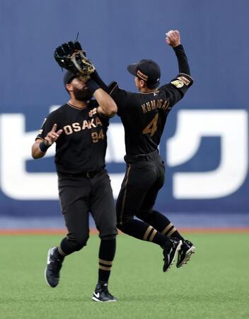 ２回、岡林の飛球を追いガルシア（左）は熊谷と激突しながら捕球する（撮影・山口登）