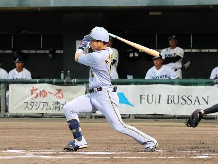 初回、適時右前打を放つ木浪清水