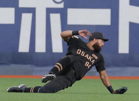 ７回、ガルシアはサノーの打球を捕れず適時二塁打にする（撮影・西田忠信）