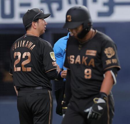 ８回を終え、交代を告げる阪神・藤川球児監督。手前は三振に倒れた阪神・立石正広＝京セラドーム大阪（撮影・西田忠信）