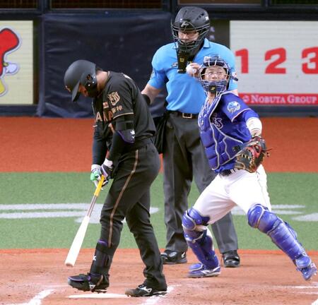 ８回裏阪神無死、空振り三振に倒れて肩を落とす阪神・森下翔太＝京セラドーム大阪（撮影・立川洋一郎）