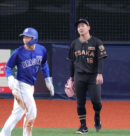５回、村松に適時打を打たれて５点目を失い肩を落とす伊原（撮影・立川洋一郎）