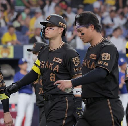 中日に連敗し、引き揚げる佐藤輝（左）と森下
