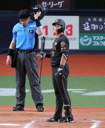 ８回、見逃し三振に倒れてぼうぜんとする代打・立石（撮影・立川洋一郎）