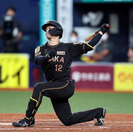 ３回阪神２死二・三塁、空振り三振に倒れる阪神・坂本誠志郎＝京セラドーム大阪（撮影・山口登）