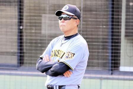 試合前練習を見守る平田２軍監督