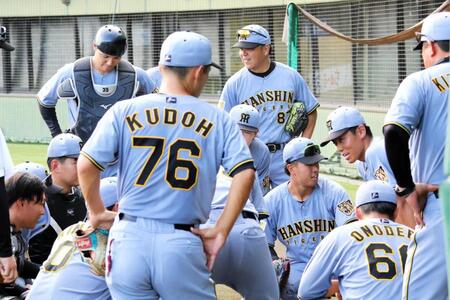 試合前に円陣を組む阪神ナイン。谷端が声出しを務める