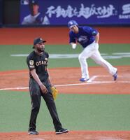 ９回、代打・阿部に２点適時二塁打を打たれ逆転を許すドリス（撮影・立川洋一郎）