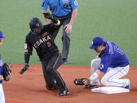 ６回、二盗に失敗する近本（撮影・立川洋一郎）
