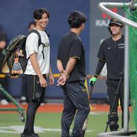１軍に合流した湯浅（左）＝撮影・西田忠信