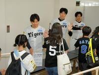 令和８年熊本地震の義援金を募る（左から）阪神・村上頌樹、阪神・才木浩人、阪神・高橋遥人＝京セラドーム大阪（撮影・西田忠信）
