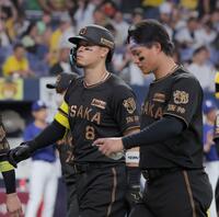 中日に連敗し、引き揚げる佐藤輝（左）と森下