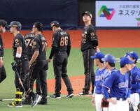 ファンへのあいさつで整列した後、スコアボードを見上げる藤川監督（奥右端）＝撮影・立川洋一郎
