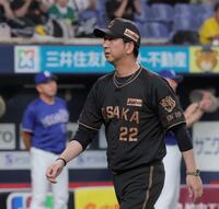 中日に連敗し引き揚げる藤川監督。左は井上監督（撮影・西田忠信）