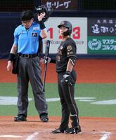８回、見逃し三振に倒れてぼうぜんとする代打・立石（撮影・立川洋一郎）