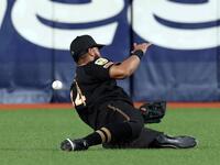 ２回、ガルシアはマラーの打球を捕球できず適時三塁打とする（撮影・山口登）