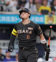 ３回阪神１死、ファウルを打ち悔しがる阪神・佐藤輝明＝京セラドーム大阪（撮影・西田忠信）