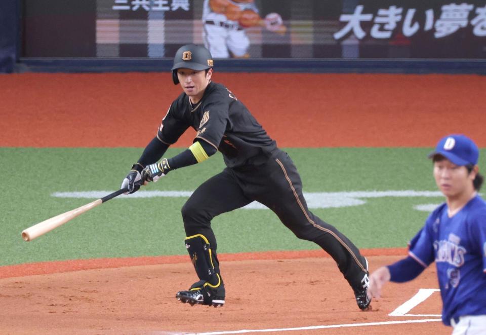 １回、中前打を放つ近本（撮影・立川洋一郎）