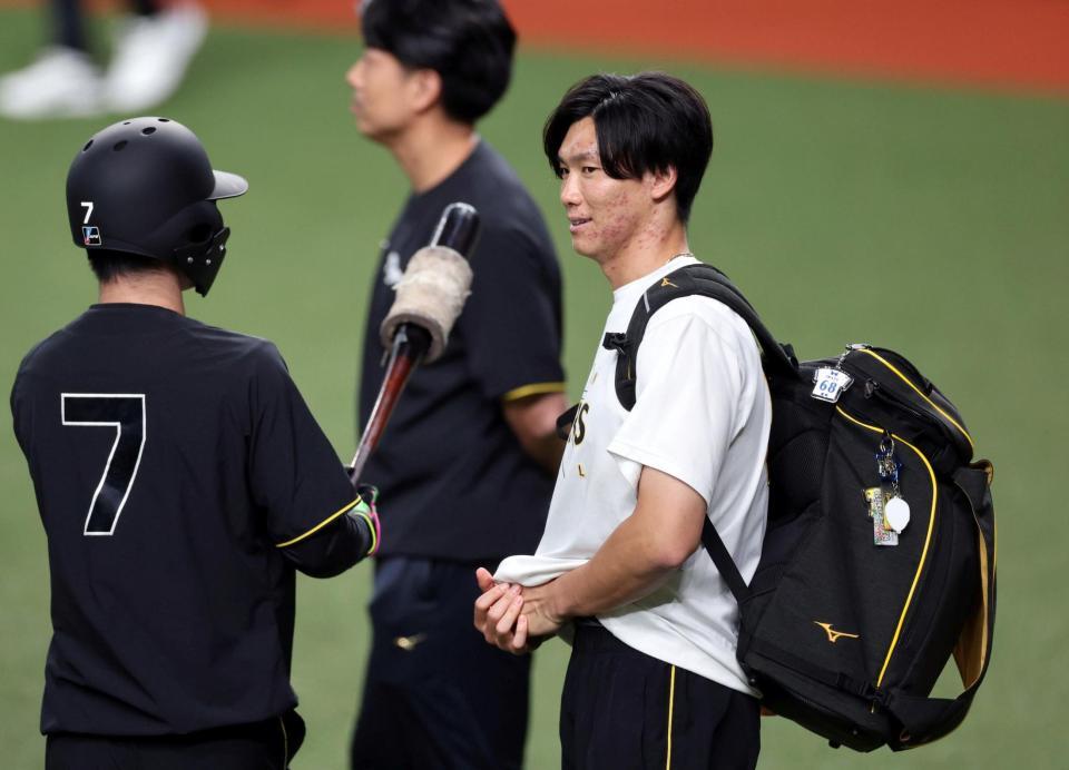 １軍に合流した湯浅（右）＝撮影・山口登