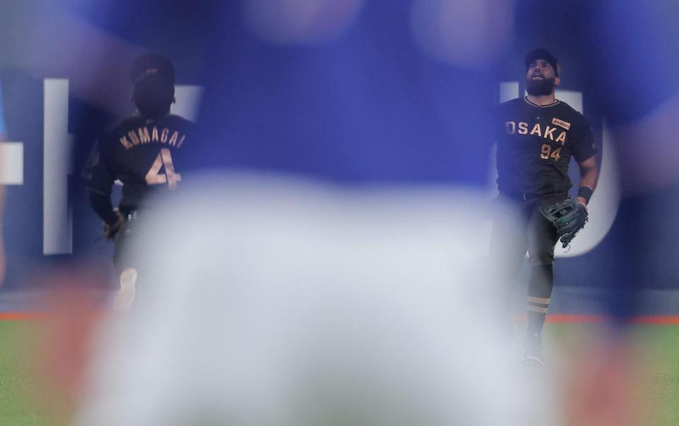 ２回、岡林の打球を追う熊谷（左）とガルシア（撮影・西田忠信）