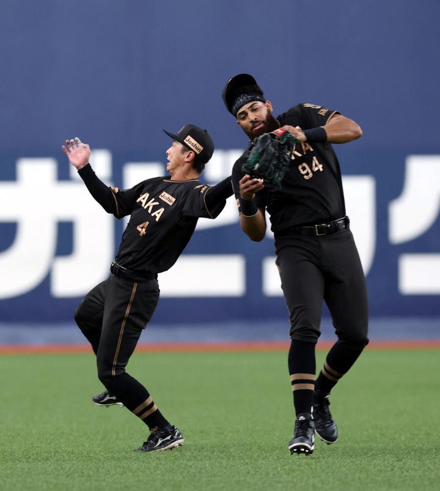 ２回、岡林の飛球を追いガルシア（右）は熊谷と激突しながら捕球する（撮影・山口登）