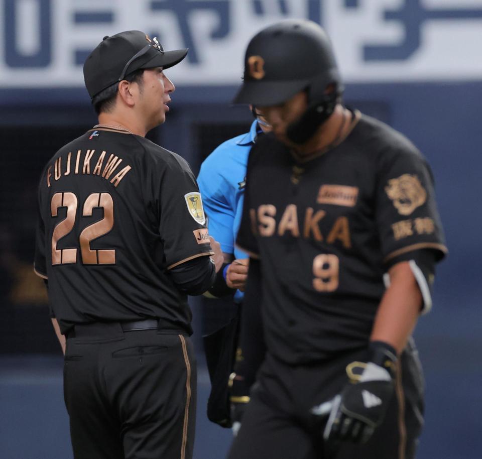 ８回を終え、交代を告げる阪神・藤川球児監督。手前は三振に倒れた阪神・立石正広＝京セラドーム大阪（撮影・西田忠信）