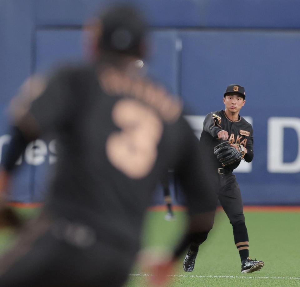 ２回、ボスラーの打球を悪送球する熊谷（撮影・西田忠信）