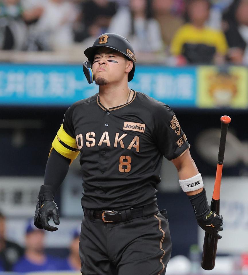 ３回阪神１死、ファウルを打ち悔しがる阪神・佐藤輝明＝京セラドーム大阪（撮影・西田忠信）