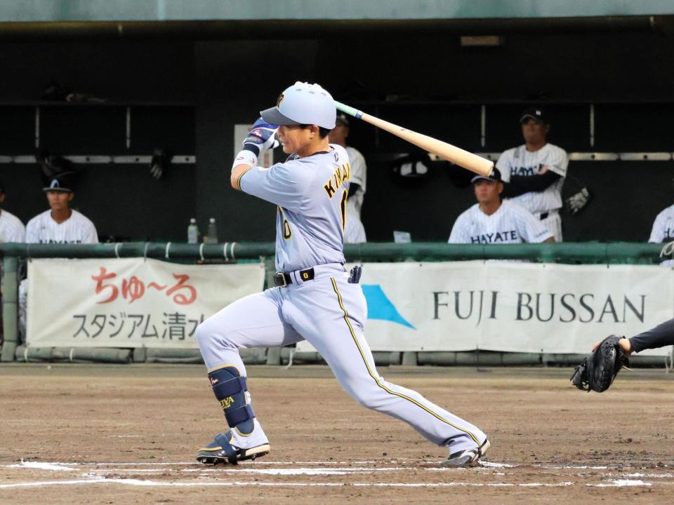 初回、適時右前打を放つ木浪清水
