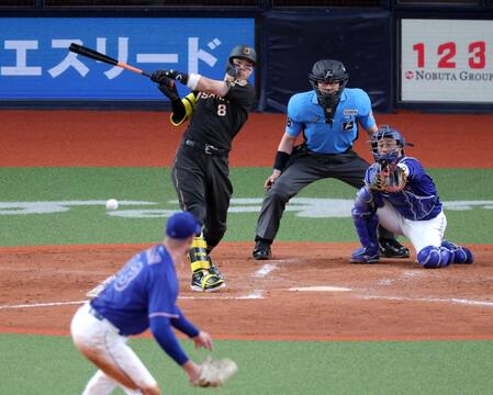 　５回、中前打を放つ佐藤輝（撮影・立川洋一郎）