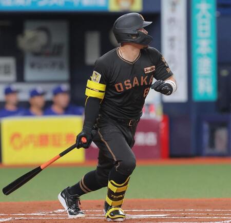 １回阪神２死一塁、左前打を放つ阪神・佐藤輝明＝京セラドーム大阪（撮影・西田忠信）