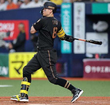 ５回、右前打を放つ佐藤輝（撮影・山口登）