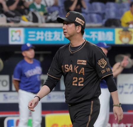 　中日に連敗し引き揚げる藤川監督（撮影・西田忠信）