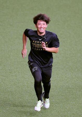 ダッシュを繰り返し汗を流す阪神・伊藤将司＝京セラドーム大阪（撮影・立川洋一郎）