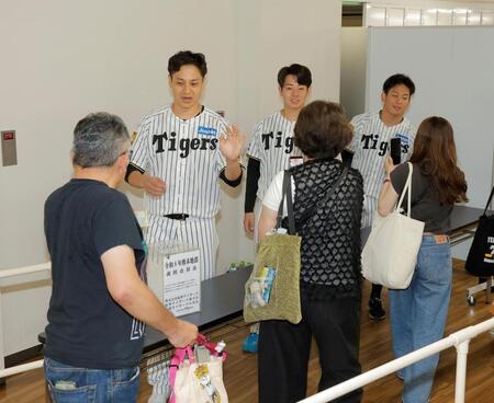 令和８年熊本地震の義援金を募る（左から）大竹、下村、伊原（撮影・西田忠信）