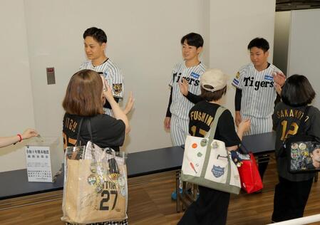 令和８年熊本地震の義援金を募る（左から）大竹、下村、伊原（撮影・西田忠信）