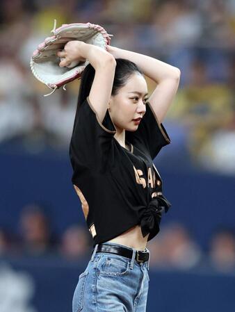 ファーストピッチをする、なごみさん（撮影・山口登）