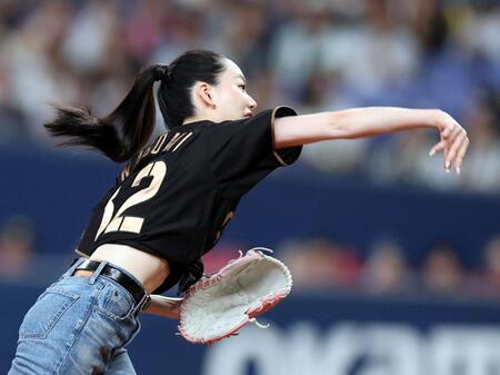 ファーストピッチをする、なごみさん（撮影・山口登）