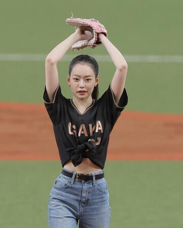 ファーストピッチセレモニーを務めるなごみ（撮影・西田忠信）